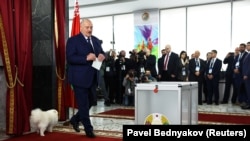Aleksandr Lukaşenko prezident saýlawynda ses berýär. Minsk, 2025-nji ýylyň 26-njy ýanwary.