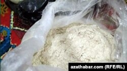 Türkmenistanda ykdysady kynçylyklar zerarly güzeran eklenji agyrlaşan köp maşgala döwlet dükanlarynda ilata ýeňillikli bahadan satylýan azyk önümlerini satyn almaga mejbur bolýar. (Illýustrasuýa suraty)