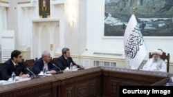 "Talyban" ýolbaşçylygyndaky hökümetiň başlygy Mohammad Hassan Ahund Türkmenistanyň daşary işler ministri Raşid Meredowyň ýolbaşçylygyndaky türkmen wekiliýeti bilen duşuşýar. 