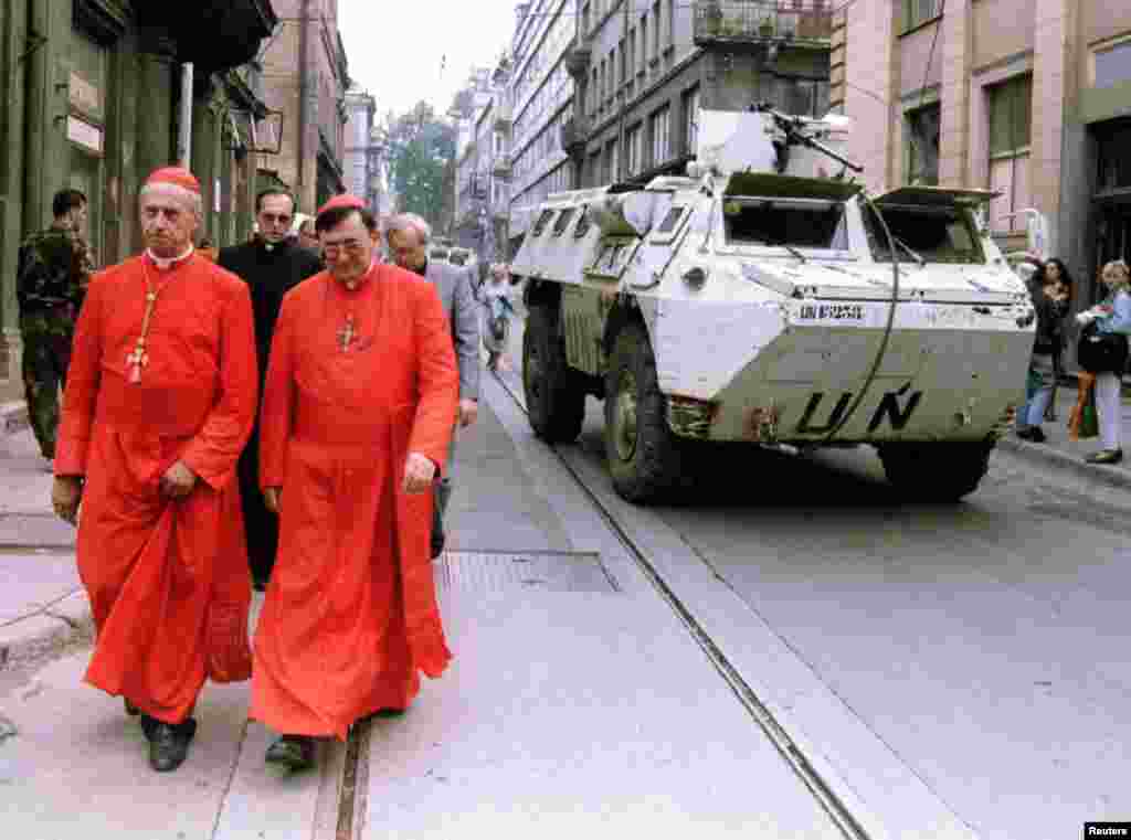 Fransuz kardinaly Roger Etchegaray (çepde) we bosnia kardinaly Winko Puljç Saraýewoda, 15-nji awgust, 1995. Kardinal Etchegaray pop Jon Pol ikinjiden saraýewolylar bilen raýdaşlyk habaryny getirdi. 