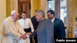 Рөстәм Миңнеханов һәм Рим папасы Франциск. 