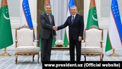 Türkmenistanyň Halk Maslahatynyň başlygy Gurbanguly Berdimuhamedow (çepde) we Özbegistanyň prezidenti Şawkat Mirziýoýew. Arhiwden alnan surat. 