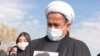 محمد علی زم بر سر مزار فرزندش روح‌الله زم