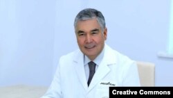 Türkmenistanyň prezidentiniň kakasy, oňki prezident we Halk Maslahatynyň başlygy Gurbanguly Berdimuhamedow käri boýunça lukman. 