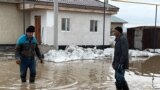 <div>
<div>
<div>
<div>Жители села Коянды стоят во дворе, подтопленном талой водой. Населенный пункт в пригороде столицы несколько дней борется с паводками.<br />
<br />
Сельчане, недовольные действиями властей по устранению последствий наводнения, выходили на улицу, перекрывали дорогу. Шестерых оштрафовали, вменив им&nbsp;&laquo;участие в незаконном митинге&raquo;<br />
&nbsp;</div>
</div>
</div>
</div>

