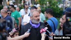 Բագրատ սրբազանն անկցաիներից մեի ժամանակ զրուցում է լրագրողների հետ, Երևան, հունիս, 2024թ․