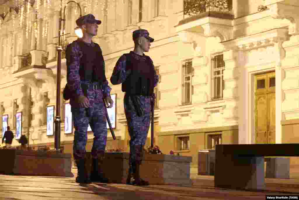 Во меѓувреме, во Москва беа воведени антитерористички мерки. Полициска патрола на улиците на Москва, 24 јуни 2023 година.