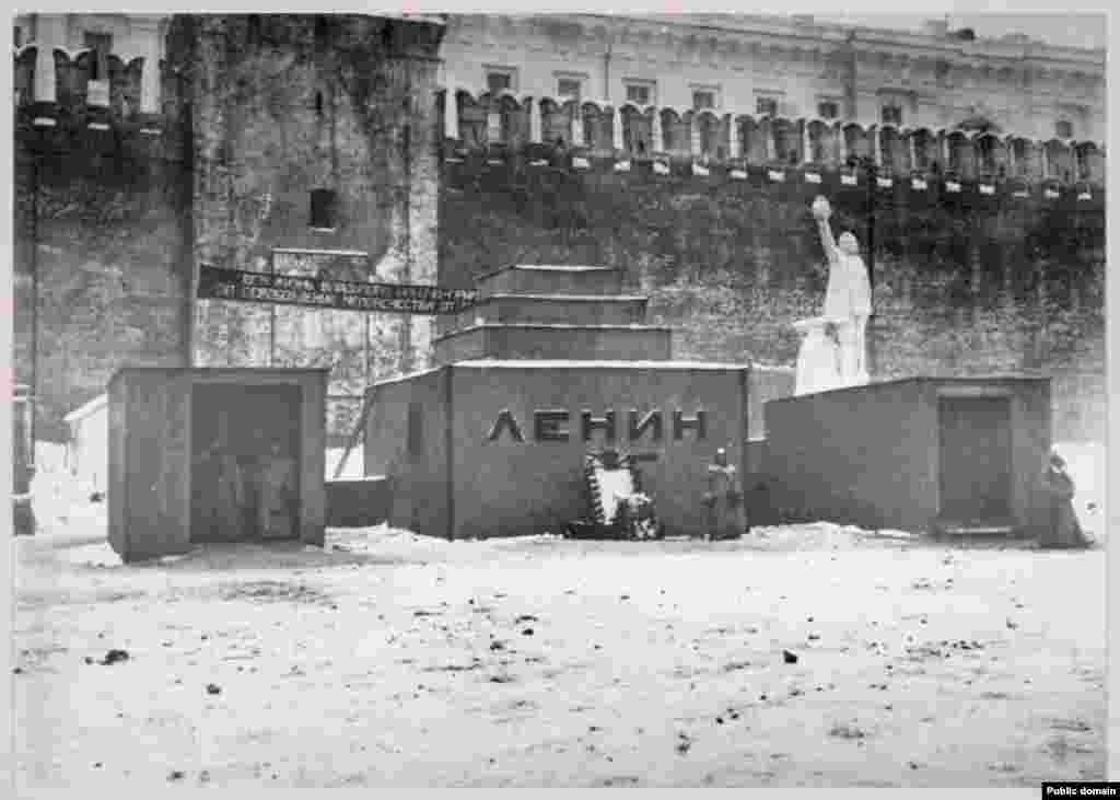 Первый мавзолей Владимира Ленина. Фото снято, предположительно, в конце января 1923 года. На следующий день после смерти Ленина архитектора Алексея Щусева вызвали в Кремль. Ему велели всего за три дня построить монументальное сооружение для размещения тела основателя СССР. Деревянное сооружение завершили в срок, и тысячи советских граждан стали приходить в мавзолей, чтобы посмотреть на тело умершего вождя 