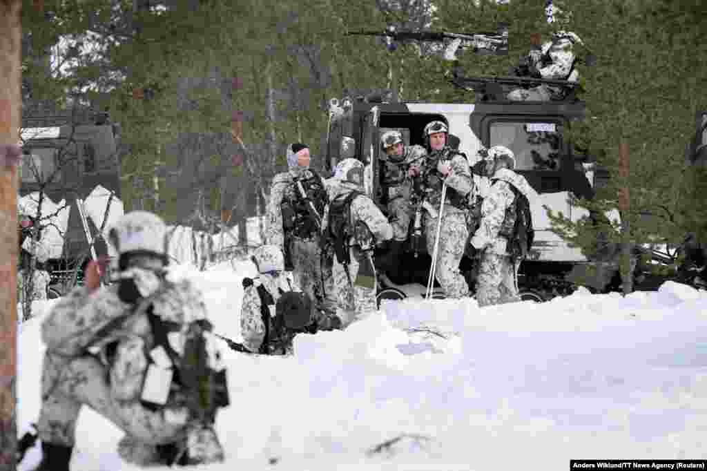 Финские военные на учениях со шведскими коллегами во время манёвров НАТО Nordic Response в Хетте, Финляндия, 5 марта. И Швеция, и Финляндия, которая вступила в НАТО в апреле 2023 года, отказались от давней политики военного нейтралитета после полномасштабного вторжения России в Украину 