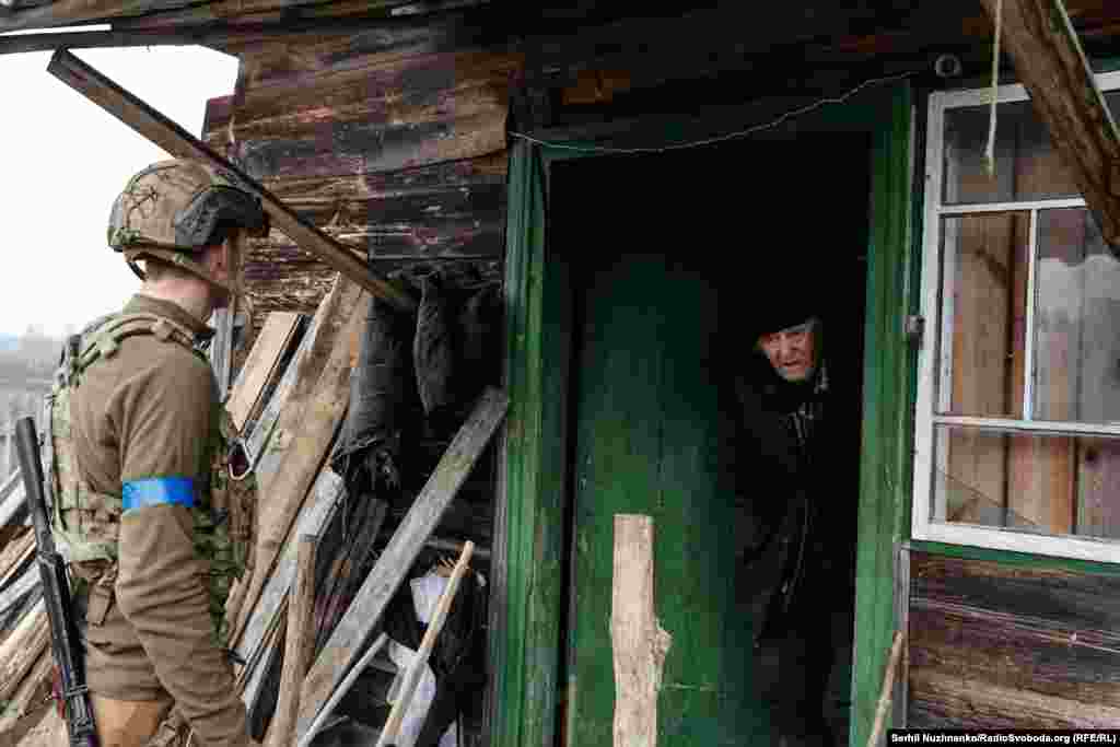 На первом изображении: украинский военный пытается убедить 82-летнего жителя Тетеревского покинуть свой дом, когда российская артиллерия начала обстреливать село. На втором изображении: пустой дом Валентина. Пожилой мужчина умер в кругу близких после эвакуации из Тетеревского. Сейчас его дом ремонтируют