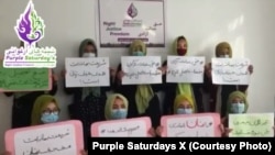 برخی از اعضای جنبش شنبه های ارغوانی که خواهان رفع محدودیت ها در برابر زنان و دختران افغانستان اند.