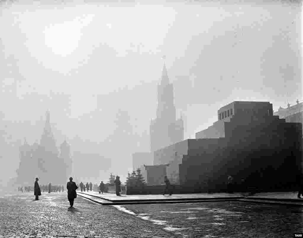 Мавзолей Ленина (справа) на Красной площади, октябрь 1962 года. Вот уже 100 лет мавзолей является достопримечательностью Москвы наряду с такими расположенными на площади объектами, как Кремль и собор Василия Блаженного. Но когда-то это место выглядело иначе 