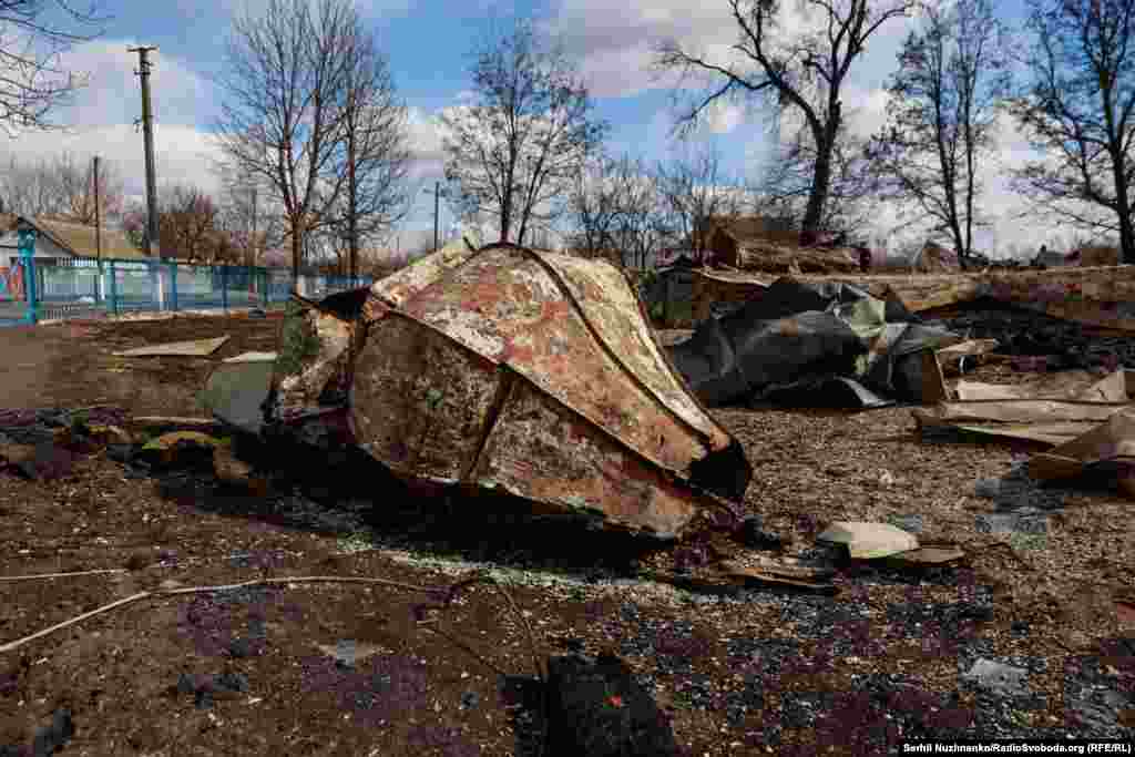 На первом изображении: купол разрушенной церкви в Лукьяновке, селе к востоку от Киева, март 2022 года. По сообщениям, старинную деревянную церковь россияне разрушили намеренно, обстреляв из танков во время отступления из населённого пункта. На втором изображении: та же местность в марте 2024 года. Реконструкция церкви ещё не началась
