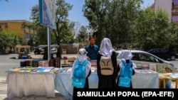 کودکان دانش‌آموز در حال خریداری کتاب