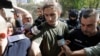 Politiștii au făcut percheziții la mai multe familii din București care ar fi vândut droguri pe litoral. Vlad Pascu, tânărul de 19 ani care a ucis 2 studenți când conducea drogat, a fost audiat la București. 