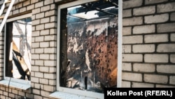 Hőtől és repeszektől sérült ablak Harkivban