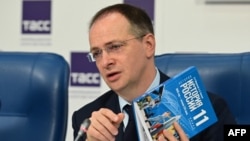 Авторлордун бири Владимир Мединский Орусиянын соңку жаңы тарыхына арналган жаңы окуу китеби менен. 2023.