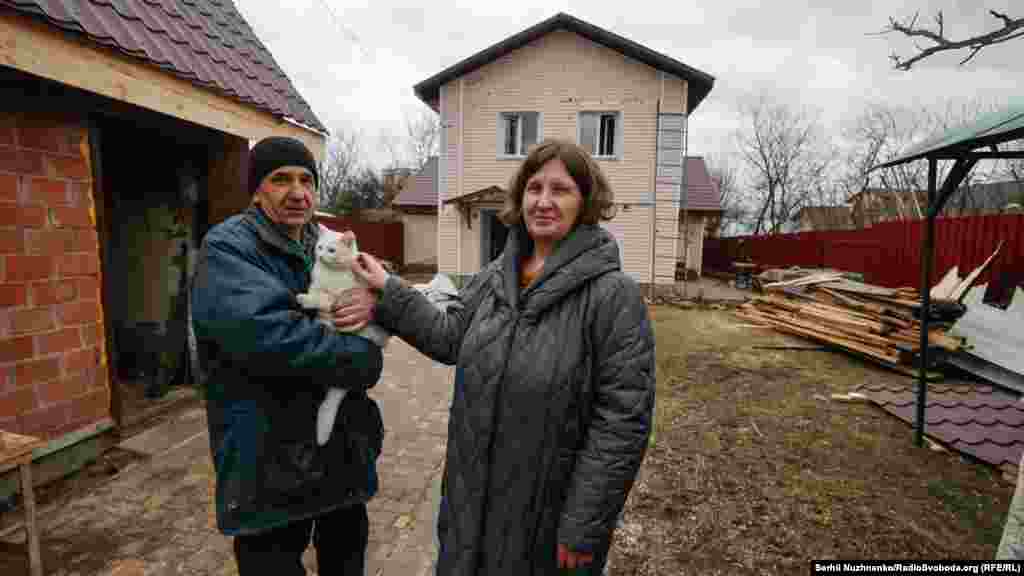 Мясцовыя жыхары Натальля і Рустэм: «Дом цэлы, але тое, што па цаглінах выкладвала і зьбірала сама — на старасьці гадоў вырашыла палегчыць жыцьцё. Бачыце, як гэта здарылася — цяпер пачаць спачатку? Было вельмі цяжка, вельмі страшна сядзець у падвале, як усё грукатала. Яны лічылі, што ў нас самая бясьпечная зона. І бачыце, як атрымалася». Горад Буча Кіеўскай вобласьці 1 сакавіка 2022 г. Натальля на фота ў лютым 2023 года (справа): «Усе побач, усе жывыя»