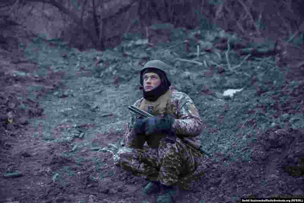 Военный наблюдает за ситуацией в небе, прежде чем занять позицию