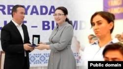 Maktabgacha va maktab ta’limi vaziri Hilola Umarova 10-iyul kuni Surxondaryo viloyatida o‘tkazilgan tadbirda viloyat hokimi Ulug‘bek Qosimovga “Ta’lim homiysi” ko‘krak nishonini topshirdi.