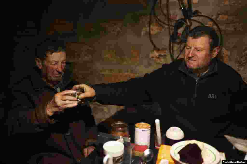 Uprkos uništenom pejzažu, braća Kovaljov, Stepan (lijevo) i njegov 77-godišnji brat Volodimir, zakleli su se da će proživjeti svoje posljednje dane sa svojim ženama na svojoj zemlji. Živeći od svojih bijednih državnih penzija i oslanjajući se na rodbinu i doniranu hranu, shvataju da im život neće biti lak. 