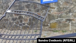 Eparhija je 24. septembra saopštila da je "grupa naoružanih, maskiranih ljudi upala blindiranim vozilom u manastir, razbivši zatvorenu kapiju manastira". Banjska, 27. septembar 2023.