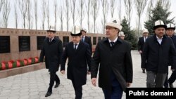 Президент Садыр Жапаров баштаган мамлекеттик жетекчилер Апрель ыңкылабына коюлган эстеликтин жанында. 7-апрель, 2023-жыл. (архивдик сүрөт)