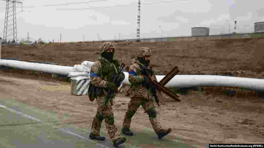 Што чакае сапраўдных дывэрсантаў, прадэманстравалі нацгвардзейцы. Яны разам зь міліцыяй трымаюць узмоцненую ахову ўсіх блёкпастоў 