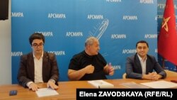 Наур Нармания, Кан Кварчия и Эрик Рштуни выступили перед журналистами и дали оценку высказываниям президента
