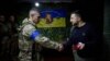 Президент України Володимир Зеленський нагороджує оборонця Харкова під час робочої поїздки до міста, 16 травня 2024 року