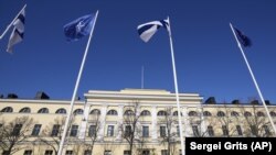 Влаги Финляндии и НАТО возле здания министерства иностранных дел Финляндии, Хельсинки, 4 апреля 2023 года