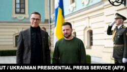 Прэзыдэнты Фінляндыі і Ўкраіны Аляксандар Стуб (зьлева) і Ўладзімір Зяленскі падчас візыту Стуба ў Кіеў у красавіку 2024 году