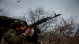 Украинский военнослужащий из 93-й механизированной бригады стреляет из автомата АК-74 по российским позициям возле Бахмута 6 марта.<br />
<br />
Несмотря на нехватку артиллерии и техники, украинские войска пытаются замедлить продвижение российских войск на фронте протяжённостью почти 1200 километров<br />
<br />
&nbsp;