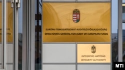Az Integritás Hatóság cégtáblája a Bartók Udvar irodaház bejáratánál Budapesten 2022. november 28-án. (Képünk illusztráció)