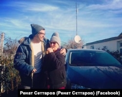 Renat Settarov ve qartanası. Settarovnıñ şahsiy arhivi