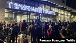 ХIинжа-ГIалара аэропортехь протест йен бахархой. 2023-чу шеран гIадужу-беттан 29-гIа
