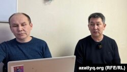 Кандидат в депутаты парламента журналист Лукпан Ахмедьяров (справа) и региональный менеджер объединения независимых наблюдателей Jaria Мурат Байдекенов во время пресс-конференции. Уральск, 21 марта 2023 года