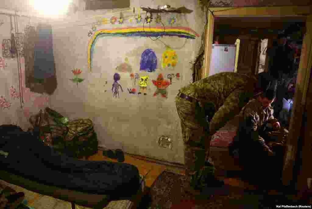 Украинските војници почиваат во своето скривалиште, 14 април. Преземањето на контролата врз „мелницата за месо“, како што се нарекува Бахмут, каде што се проценува дека се убиени илјадници војници од двете страни, би била во голема мера симболична победа за Москва. Ова, сепак, ќе им овозможи на руските сили да се фокусираат на украинските гарнизони околу Хасив Јар и подлабоко во регионот Доњецк, каде што се Краматорск и Славјанск.