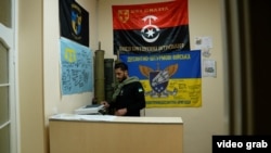 Qırım cebesiniñ Kıyivdeki ofisinde göñülli Feliks Karayev. Ukrayina, arhiv fotoresimi