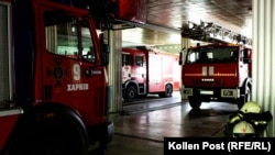 Tűzoltóautók a harkivi állomáson, miközben odakint légiriadó szól