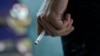 Romania detaliu mana barbat care tine o tigara arzand
