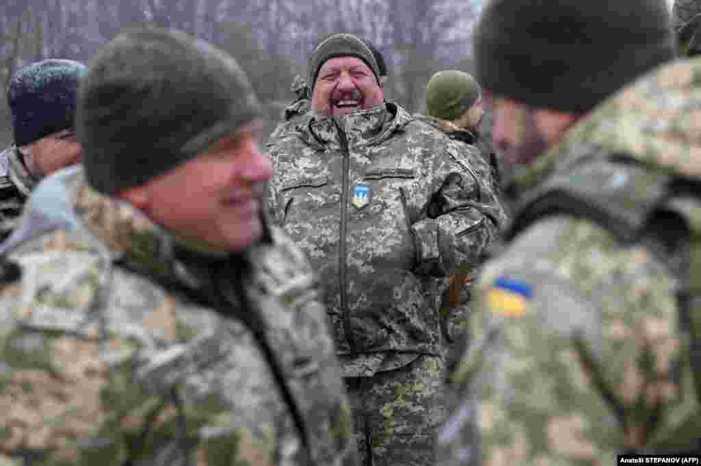 Украинский солдат, принимавший участие в защите Киева, смеется во время церемонии. «Конечно, нам бы хотелось больше ракет для Patriot и самих этих систем», — сказал Наев, имея в виду более крупные зенитно-ракетные комплексы, поставленные США, которые, по утверждению Киева, использовались, чтобы сбить 10 гиперзвуковых баллистических ракет «Кинжал» во время атаки 2 января