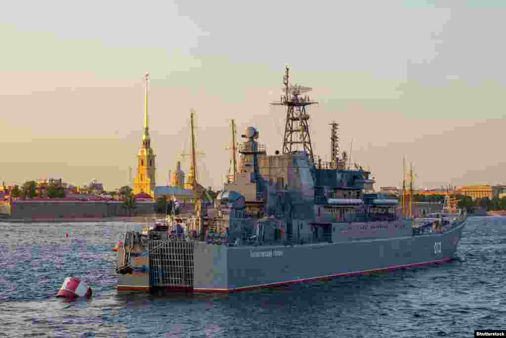 Російський десантний корабель «Оленьогірський гірник» класу «Ропуха» на Неві у Санкт-Петербурзі. Липень 2021 року У серпні 2023 року були опубліковані відеозаписи, на яких видно, як морський безпілотник вражає цей десантний корабель у порту Новоросійська (РФ). За даними розвідки Міністерства оборони Великої Британії, в результаті атаки корабель отримав «серйозні ушкодження», а пізніше з'явилися відеозаписи, на яких видно, як він накренився на лівий борт під час буксирування. Цей російський плавзасіб польського виробництва відноситься до того ж класу «Ропуха», що і «Минск», який був, вочевидь, знищений у вересні