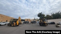 Ըստ հաղորդումների XANA Capital-ի վարձած էքսկավատորները կայանված են Երուսաղեմի հայերի տեղադրած արգելափակոցների դիմաց:
