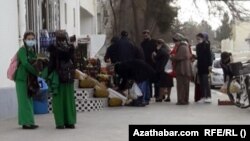 Azyk ýetmezçiligi we ilatyň durmuş derjesiniň peselmegi köp maşgalalary subsidirlenen önümlere doly garaşly edýär. (Arhiw suraty) 