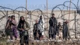 Боевики Талибана осматривают место взрыва в Кабуле. 1 января 2023 года на контрольно-пропускном пункте военного аэропорта взорвалась бомба, в результате чего несколько человек погибли и многие получили ранения. &nbsp;(AP Photo/Ebrahim Noroozi)&nbsp;