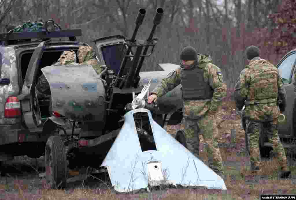 Украинский военный осматривает фрагмент сбитого подразделением беспилотника «Шахед». Наев, который курирует мобильные подразделения ПВО в Киеве и в северной части Украины, которые вооружены переносными пушками, а не более крупными ракетно-зенитными системами, такими как Patriot, предупредил, что боеприпасов сейчас достаточно, «чтобы выдержать несколько следующих мощных атак»