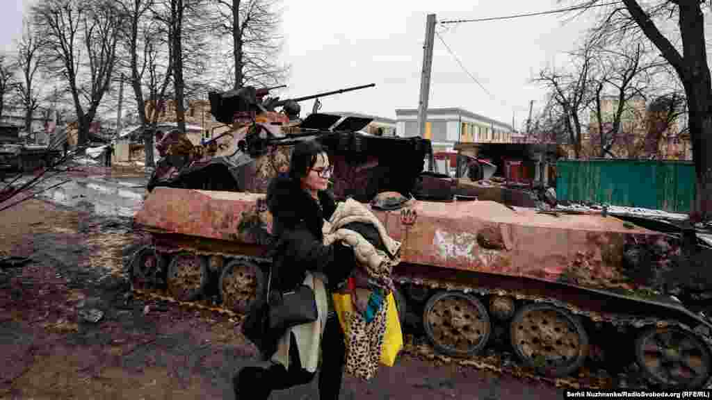 Мясцовая жыхарка Вольга: «Калі мой бацька будаваў хату, то пад ёй зрабіў каменны склеп. І завяшчаў нам, што «калі што, то гэта ваша бамбасховішча». Гэта значыць, заліў там маналітную пліту. І гэта ўсё. Мы запомнілі гэтыя словы і, вядома ж, уладкаваліся там — паклалі дыванкі. Спачатку адчувалі сябе добра, глядзелі тэлевізар, часам бегалі. Потым, як здарылася, глядзім: танкі пачалі страляць ужо ў нашым двары. Мы ўжо кінуліся ў падвал, і сядзелі там 7 гадзін. Скрыгаталі гусеніцамі танкі, ішоў страшны бой, і два танкі схаваліся за нашым домам. Спыніліся каля нашых дамоў. Танкі хаваліся за дамамі, я так разумею. 7 гадзін гэтага кашмару: там і старыя, і дзеці. Мы ўжо разьвіталіся з жыцьцём. А потым выйшлі і ўбачылі гэтую жудасную карціну. Як нейкі «армагедон». Горад Буча Кіеўскай вобласьці 1 сакавіка 2022