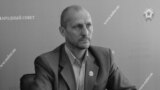 Олег Попов, 1972-2023.<br />
<br />
Попов родился в Луганской области Украины. Владел бизнесом по производству трикотажных изделий. Примкнув к поддерживаемым Россией сепаратистам, он стал де-факто депутатом &laquo;парламента&raquo; квазигосударственного образования на контролируемой сепаратистами территории Луганской области.<br />
<br />
В сентябре 2022 года в Сети появилась информация о его &laquo;смерти&raquo;. Это был фейк. Позже сепаратистские власти заявили, что намеренно распространили новость, чтобы раскрыть заговор с целью убийства. В декабре 2023 года Попов был <a href="https://dxgya6ov4vg28.cloudfront.net/a/v-luganske-vzorvan-avtomobilj-deputata-lnr-olega-popova/32717923.html" target="_blank">убит </a>в Луганске. По <a href="https://www.pravda.com.ua/eng/news/2023/12/6/7431918/" target="_blank">сообщениям</a>, спрятанное в его машине взрывное устройство привела в действие группа украинских спецназовцев<br />
&nbsp;
