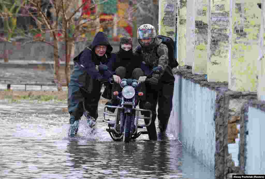 Люди йдуть затопленою вулицею в Євпаторії, 27 листопада 2023 року 